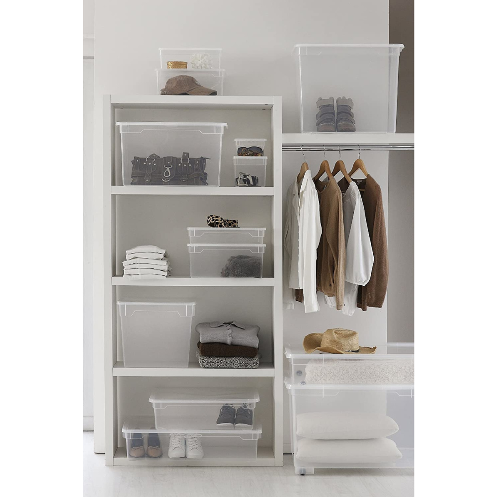 Regal mit transparenten Boxen voller Kleidung und Schuhen, daneben Hemden und Jacken.