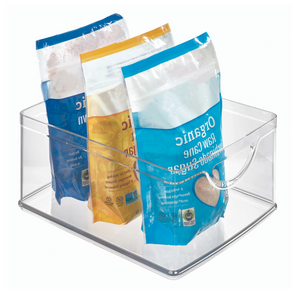 Durchsichtige Box mit drei Zuckerbeuteln im gelb-blauen Design.