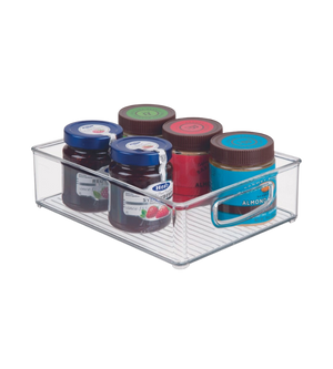 Durchsichtiger Behälter mit Gläsern, braune und blaue Deckel, auf Oberfläche.