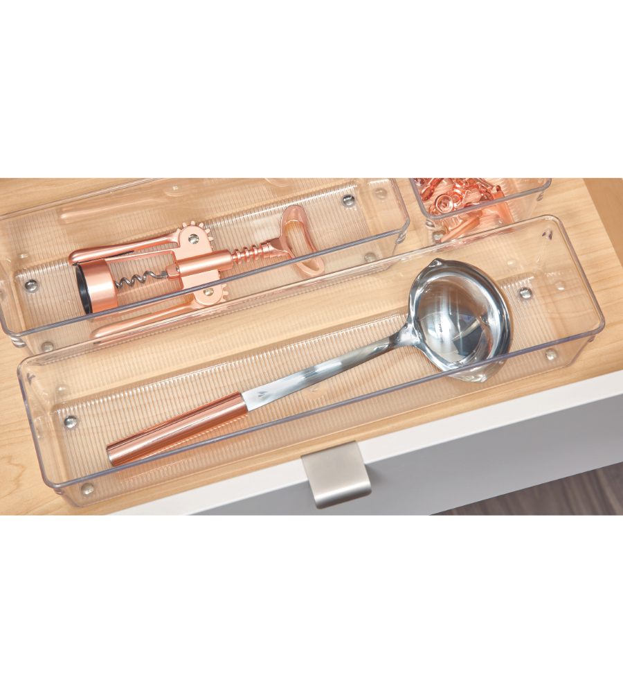 L'organizer per cassetti LINUS ALTO di iDesign può contenere una spatola in metallo con manico in rame e cavatappi; le mollette in rame si mettono in un piccolo scomparto e tengono tutto in ordine nel cassetto della cucina.