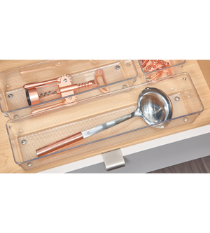L'organizer per cassetti LINUS ALTO di iDesign può contenere una spatola in metallo con manico in rame e cavatappi; le mollette in rame si mettono in un piccolo scomparto e tengono tutto in ordine nel cassetto della cucina.
