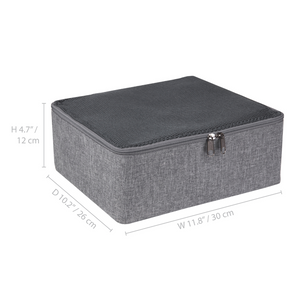 Der Bigso TRAVEL Organizer M - Grau ist eine graue Aufbewahrungsbox aus Stoff mit einem Deckel mit Reißverschluss, die sich ideal als Koffer- oder Reiseorganizer eignet. Sie hat die Maße 11,8" x 10,2" x 4,7" (30 x 26 x 12 cm) und ist mit Maßlinien versehen.