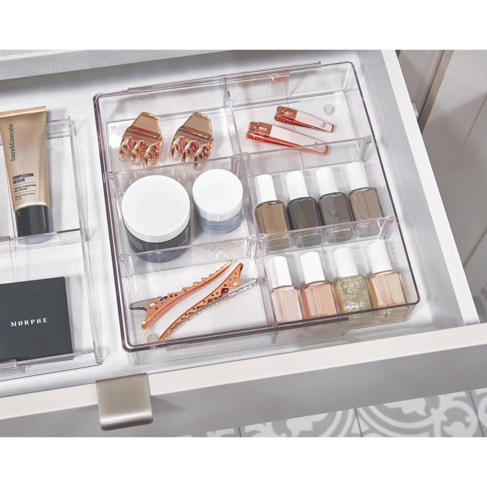 Der iDesign HOME EDIT - Schubladen Organizer KLAR - ausziehbar hält Nagellacke, Haarklammern, Ohrringe und Beautyprodukte ordentlich sortiert und griffbereit in klaren Fächern in Ihrer Schublade.