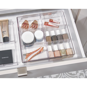 Der iDesign HOME EDIT - Schubladen Organizer KLAR - ausziehbar hält Nagellacke, Haarklammern, Ohrringe und Beautyprodukte ordentlich sortiert und griffbereit in klaren Fächern in Ihrer Schublade.