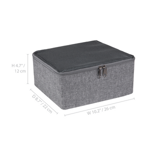 Der Bigso TRAVEL Organizer S - Grau ist eine graue Aufbewahrungsbox aus Stoff mit einem Netzdeckel mit Reißverschluss, ideal für die Organisation Ihres Koffers. Größe: 12 cm (4,7") hoch, 22 cm (8,7") tief, 26 cm (10,2") breit.