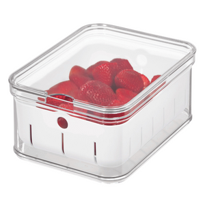 Durchsichtige Plastikbox mit Erdbeeren auf weißem Hintergrund.