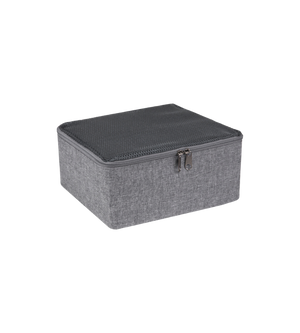 Der Bigso TRAVEL Organizer S - Grau ist eine graue, rechteckige Aufbewahrungsbox aus Stoff mit einem Deckel aus Netzgewebe mit Reißverschluss, die sich ideal für die Organisation Ihrer Gegenstände eignet und auf einem schlichten weißen Hintergrund abgebildet ist.