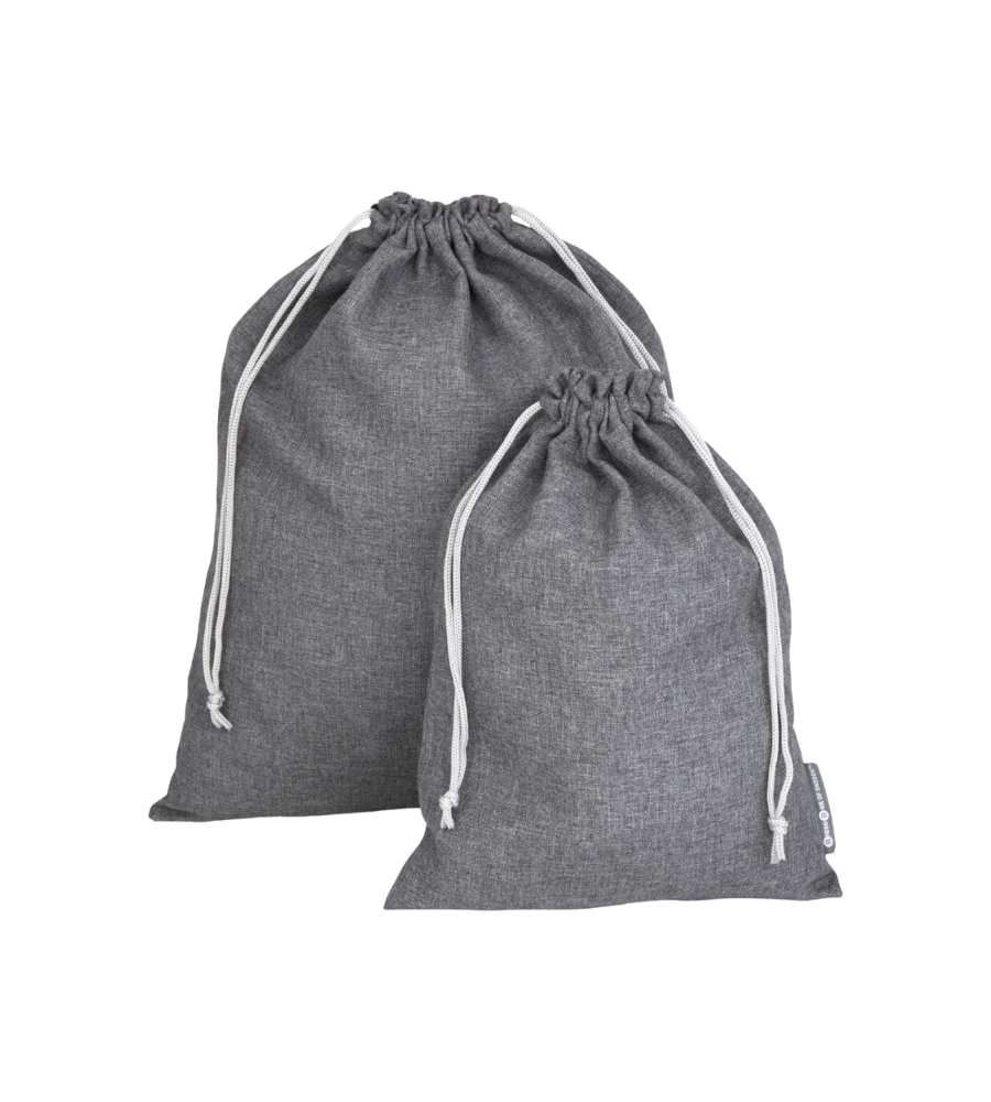 Zwei graue Stofftaschen TRAVEL Wäschesack Grau - 2 Stk. von Bigso stehen aufrecht vor weißem Hintergrund, mit weißen Kordelzügen und minimalistischem Design - die idealen Begleiter für den Wäschebedarf auf Reisen.