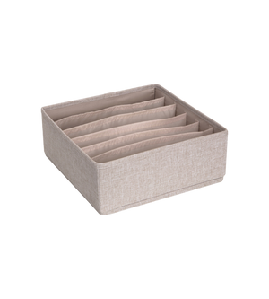 Der Bigso SOFT Organizer Beige – 6 Fächer breit ist ein quadratischer Stoff-Organizer mit sechs breiten Fächern zum Sortieren von Socken oder Accessoires; er ist zusammenklappbar und lässt sich bei Nichtgebrauch einfach verstauen.