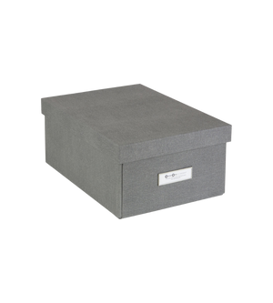 Die KARIN Aufbewahrungsbox von Bigso ist eine rechteckige, graue Aufbewahrungsbox aus Segeltuch mit einem passenden Deckel und einem kleinen Etikettenhalter auf der Vorderseite, der auf einem schlichten weißen Hintergrund abgebildet ist.