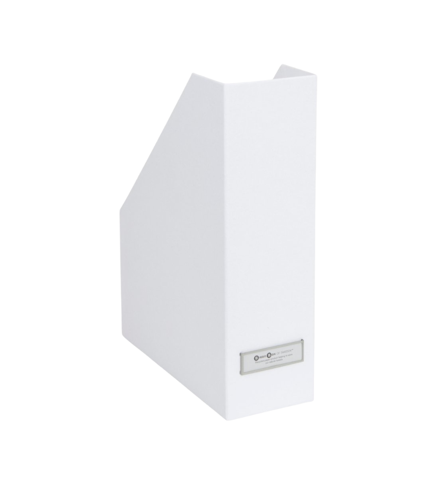 Die VIKTORIA Stehsammler Büroablage in Weiss von Bigso ist ein aufrecht stehender Zeitschriftenhalter mit einem Etikettenhalter auf der Vorderseite zur einfachen Beschriftung, perfekt zur Aufbewahrung von A4-Dokumenten. Hier abgebildet vor einem weißen Hintergrund.