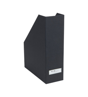 Die Bigso VIKTORIA Stehsammler Büroablage in Dunkelgrau für A4-Dokumente zeichnet sich durch eine schräge offene Oberseite und einen vorderen Etikettenhalter aus, der auf weißem Hintergrund steht.