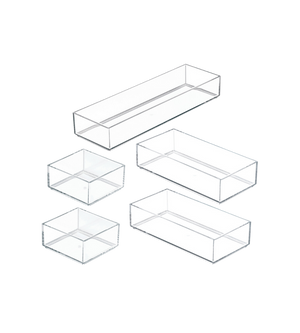 Fünf klare Acryl-Organizer aus dem iDesign Schubladen Organizer-Set CLARITY (5-teilig) sind auf weißem Grund angeordnet; drei rechteckige und zwei quadratische Behälter bieten vielfältige Aufbewahrungsmöglichkeiten.