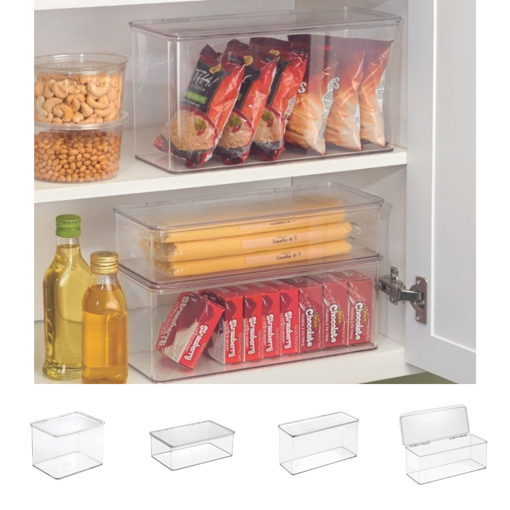 Contenitori di plastica con cibo confezionato nell'armadio della cucina, accanto a bottiglie di olio e spezie. Varianti separate.