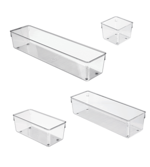 Quattro contenitori alti e trasparenti iDesign LINUS per cassetti, di diverse dimensioni, disposti su uno sfondo bianco. Questo set ha due contenitori piccoli e due grandi, perfetti per tenere tutto in ordine.