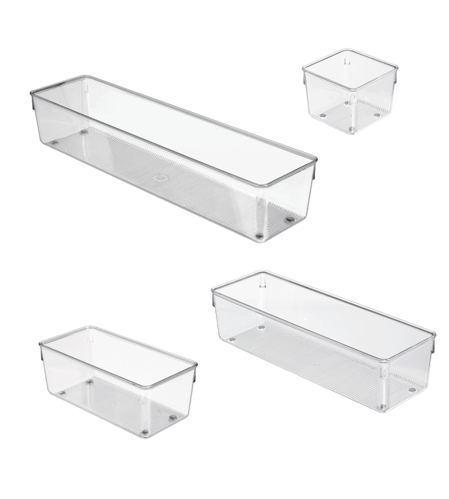 Quattro contenitori alti e trasparenti iDesign LINUS per cassetti, di diverse dimensioni, disposti su uno sfondo bianco. Questo set ha due contenitori piccoli e due grandi, perfetti per tenere tutto in ordine.