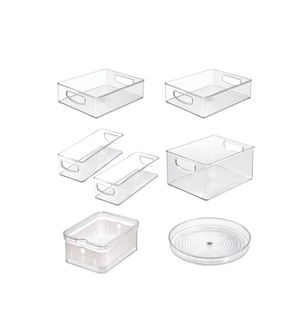 Transparente Kunststoffbehälter in verschiedenen Größen liegen auf weißem Hintergrund; einige rechteckig mit Griffen, andere rund.