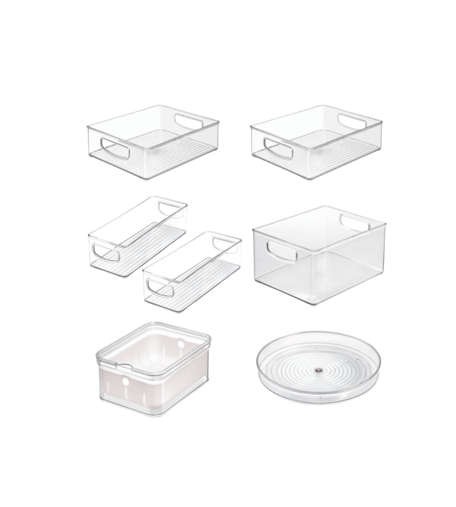 Transparente Kunststoffbehälter in verschiedenen Größen liegen auf weißem Hintergrund; einige rechteckig mit Griffen, andere rund.
