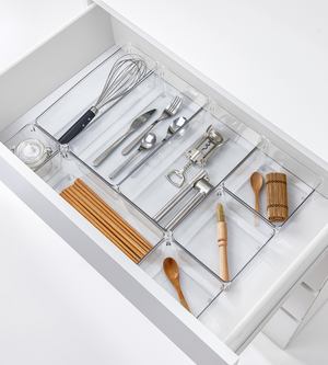 In einer Küchenschublade werden mit dem BNB x VCN Schubladen Organizer - Set KLAR - HOCH (8-Teilig) Utensilien wie Schneebesen, Besteck, Korkenzieher, Kochlöffel, Pinsel, Essstäbchen und eine Bambus-Sushi-Matte ordentlich verstaut.