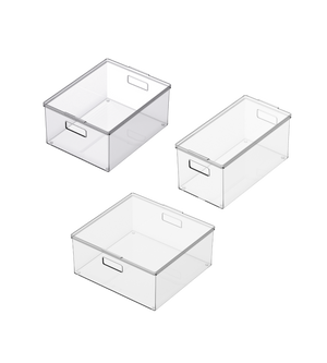 Tre contenitori BNB x VCN con coperchio KLAR di diverse dimensioni e forme, tra cui due grandi e uno più piccolo ed extra lungo, sono impilati con manici integrati su uno sfondo bianco.