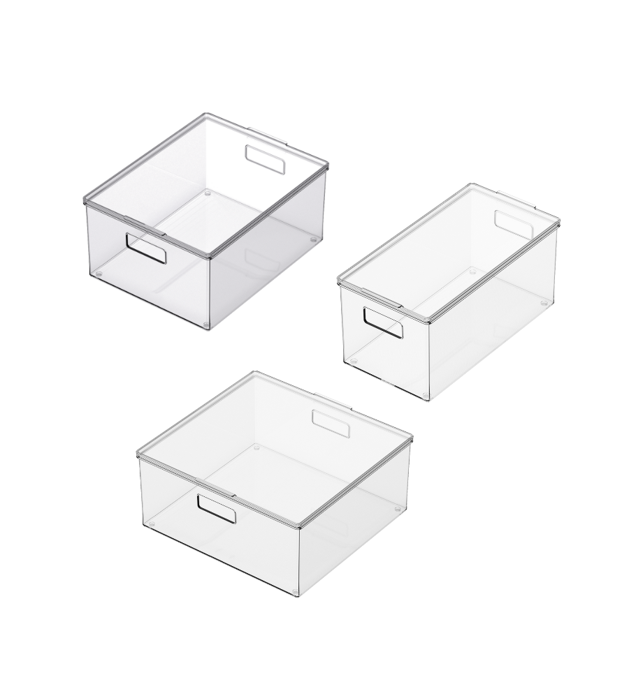 Tre contenitori BNB x VCN con coperchio KLAR di diverse dimensioni e forme, tra cui due grandi e uno più piccolo ed extra lungo, sono impilati con manici integrati su uno sfondo bianco.
