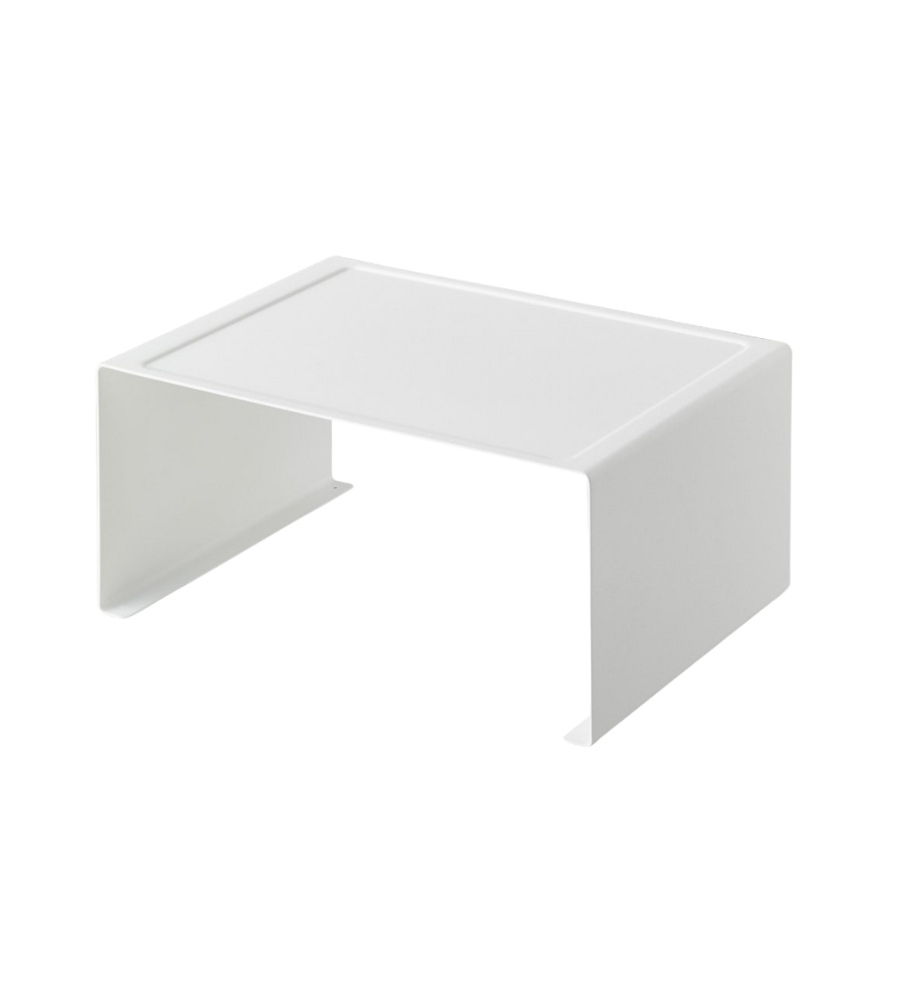 Das YAMAZAKI TOWER Küchenregal - Weiss ist ein weißes, rechteckiges Regal mit offenen Seiten. Es wurde entwickelt, um auf flachen Oberflächen zu sitzen und den Platz für zusätzliche Lagerung oder Organisation zu maximieren.