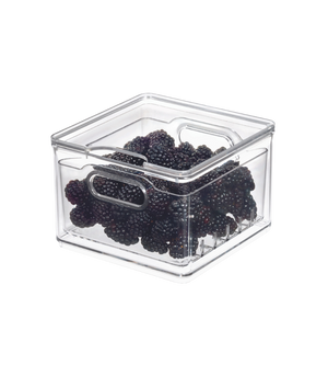 Die iDesign HOME EDIT - Frischhaltebox KLAR - Berry Bin klein ist ein durchsichtiger, BPA-freier Behälter mit integrierten Seitengriffen, der Ihre Beeren länger frisch hält und leicht zu tragen ist.