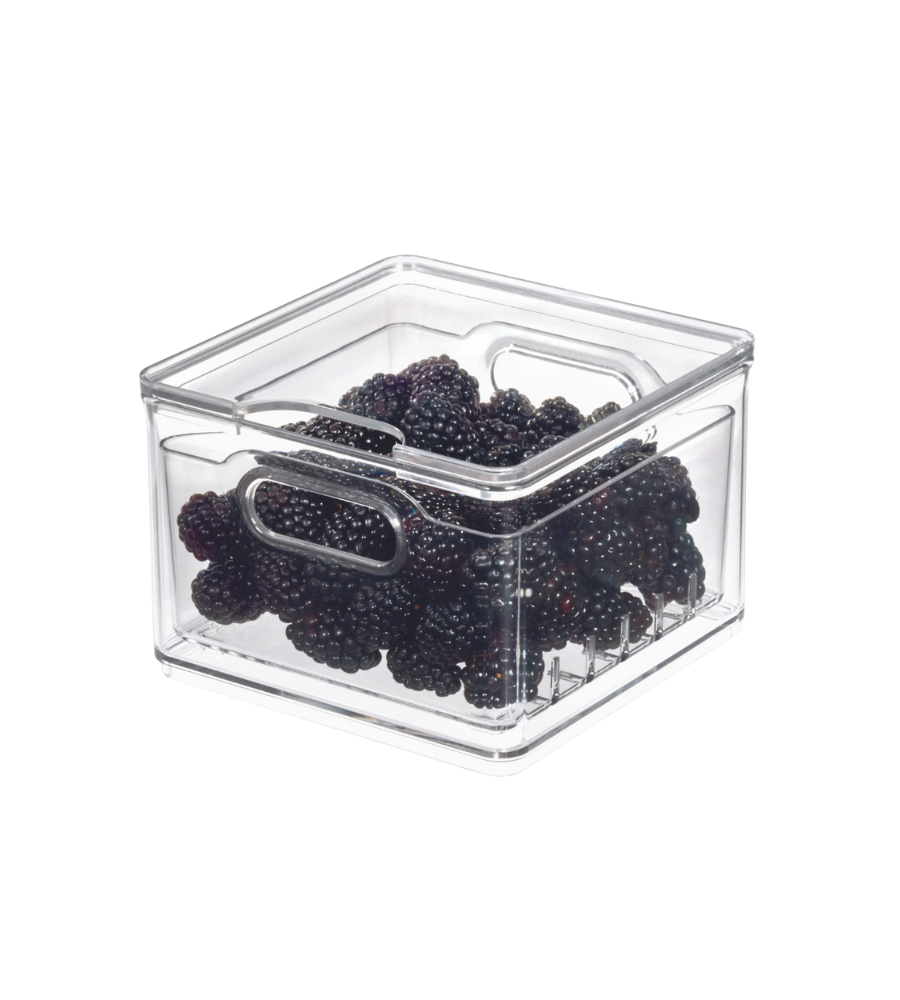 Die iDesign HOME EDIT - Frischhaltebox KLAR - Berry Bin klein ist ein durchsichtiger, BPA-freier Behälter mit integrierten Seitengriffen, der Ihre Beeren länger frisch hält und leicht zu tragen ist.