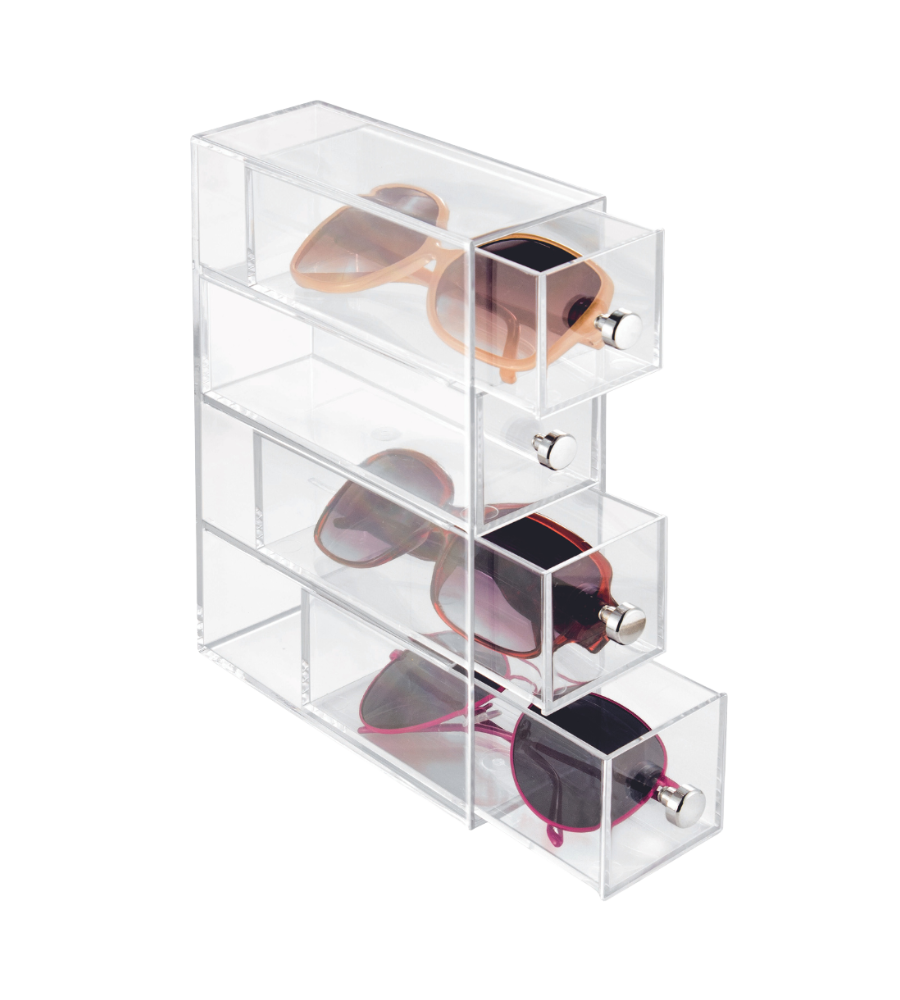 Der iDesign DRAWER - Schubladen-Turm KLAR 4 Fächer - Schmal aus klarem Acryl präsentiert übersichtlich vier Sonnenbrillen mit unterschiedlich farbigen Rahmen auf weißem Hintergrund - perfekt stapelbar und platzsparend.