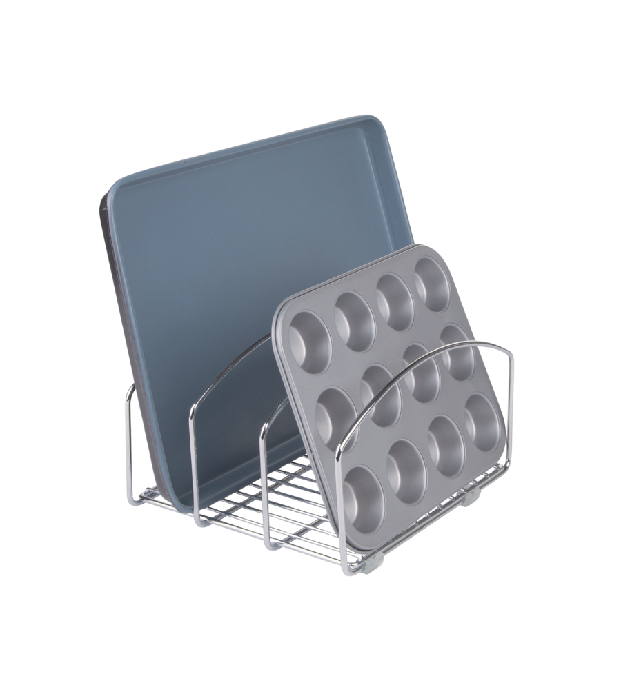 Der iDesign CLASSICO - Backblech-Organizer METALL aus Edelstahl hält ein graues Backblech und eine Muffinform vertikal für ordentliche Aufbewahrung, während der schlichte Hintergrund den funktionalen Organizer betont.