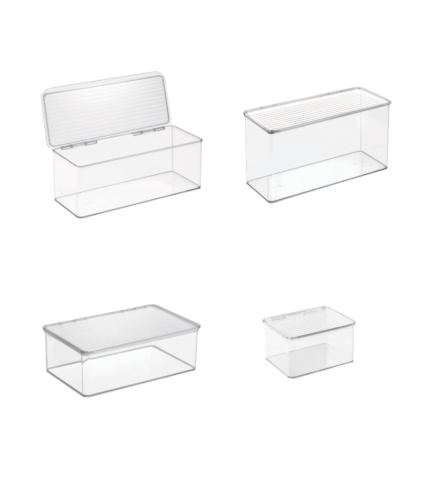 Quattro contenitori trasparenti rettangolari, uno con il coperchio aperto, su sfondo bianco.