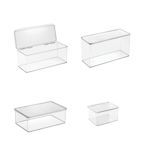 Vier durchsichtige rechteckige Behälter, einer mit geöffnetem Deckel, auf weißem Hintergrund.