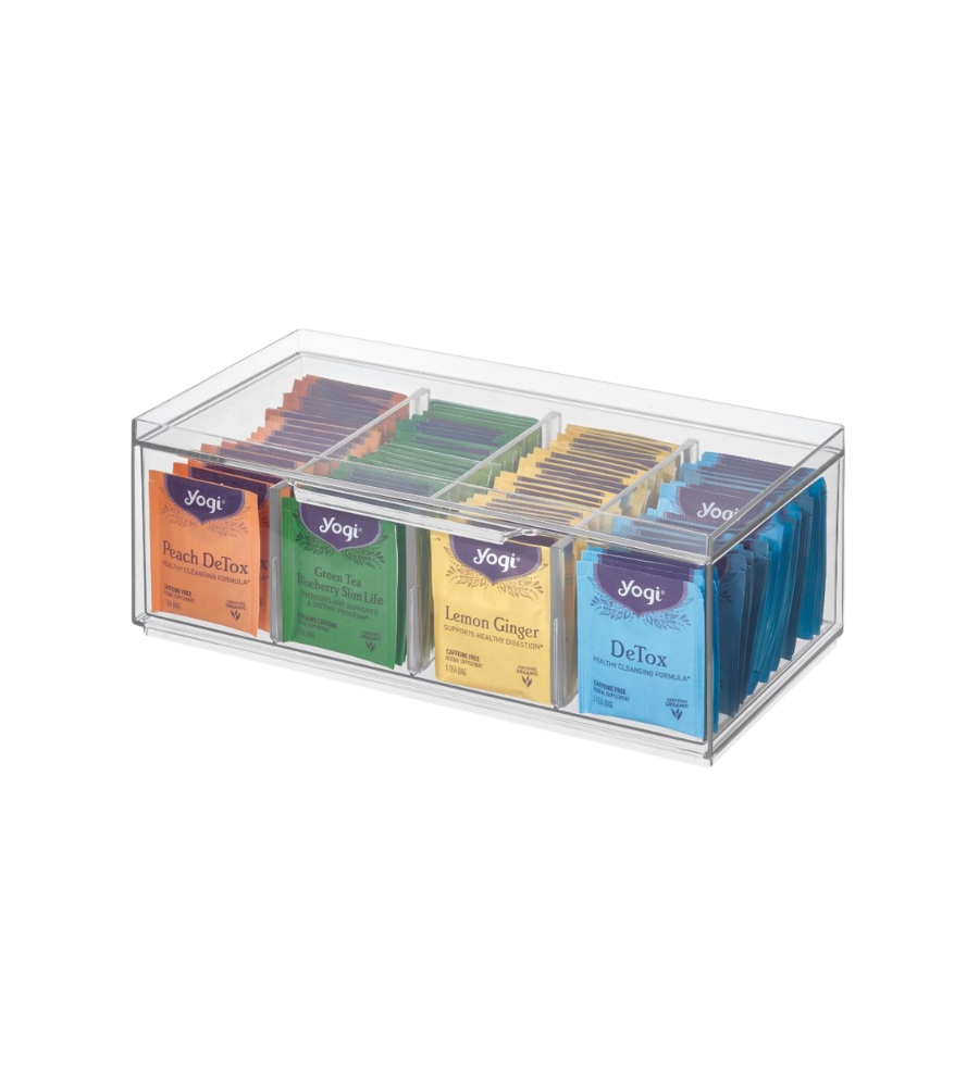 Die CRISP - Aufbewahrungsbox Tee KLAR von iDesign zeigt verschiedene Yogi-Teepackungen in einer klaren, stapelbaren Box mit vier herausnehmbaren Fächern auf weißem Hintergrund.