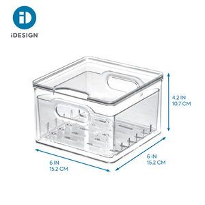 Die iDesign HOME EDIT - Frischhaltebox KLAR - Berry Bin klein ist eine transparente, BPA-freie Kunststoff-Aufbewahrungsbox mit integrierten Griffen. Maße: 15,2 x 15,2 x 10,7 cm (6" x 6" x 4,2"). Mit iDesign-Logo oben links.