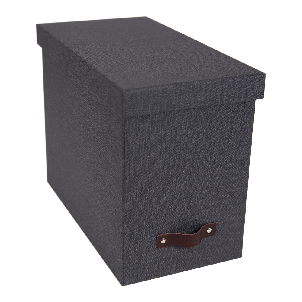 Die Bigso JOHAN Hängeregister-Box in Schwarz Canvas ist eine rechteckige, dunkelgraue Ablagebox mit Deckel und braunem Griff, ideal für die Organisation von A4-Dokumenten, abgebildet auf weißem Hintergrund.