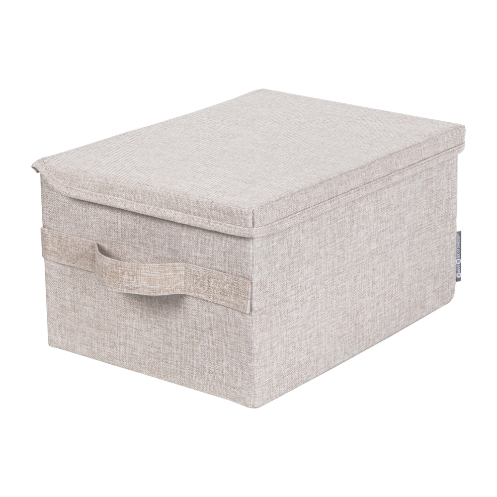 Die Bigso SOFT Aufbewahrungsbox Beige S (35x26x19cm) ist eine rechteckige Aufbewahrungsbox aus Stoff mit einem Deckel und einem seitlichen Griff. Sie ist stapelbar, platzsparend faltbar und hier vor einem weißen Hintergrund abgebildet.