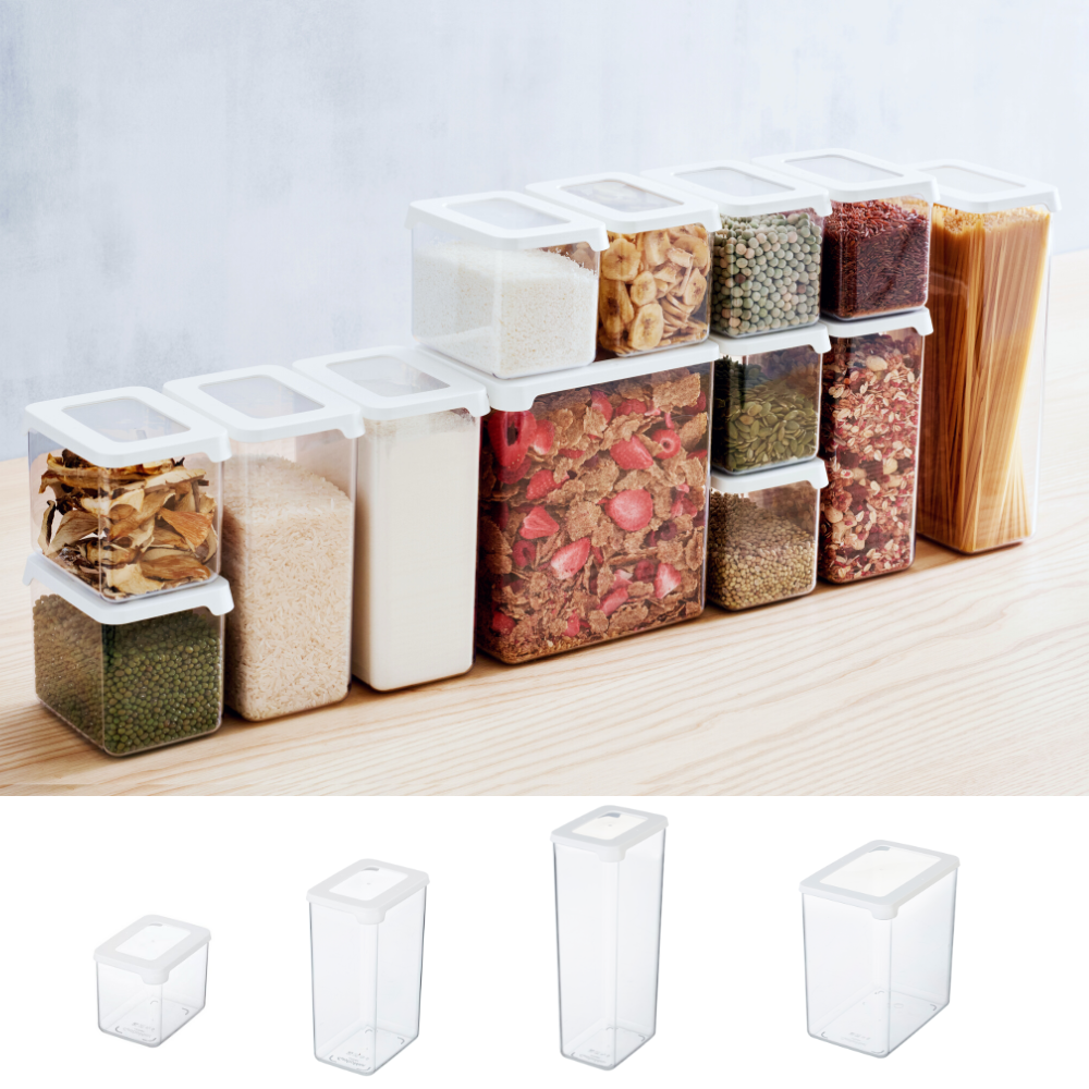 Una serie di contenitori per alimenti Orthex SmartStore TRASPARENTI - Bianchi, pieni di pasta, cereali e spezie, è disposta su una superficie di legno chiaro. Sotto sono esposti quattro contenitori vuoti e impilabili.