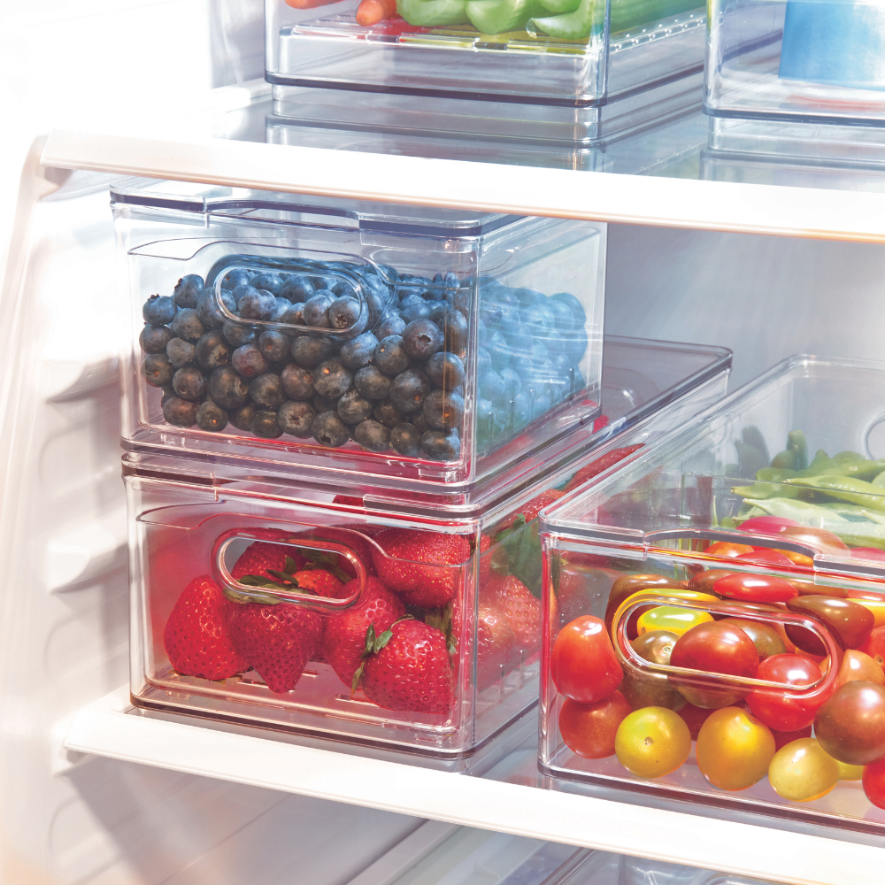 Früchte und Gemüse in transparenten Behältern, kühl gelagert im Kühlschrank.