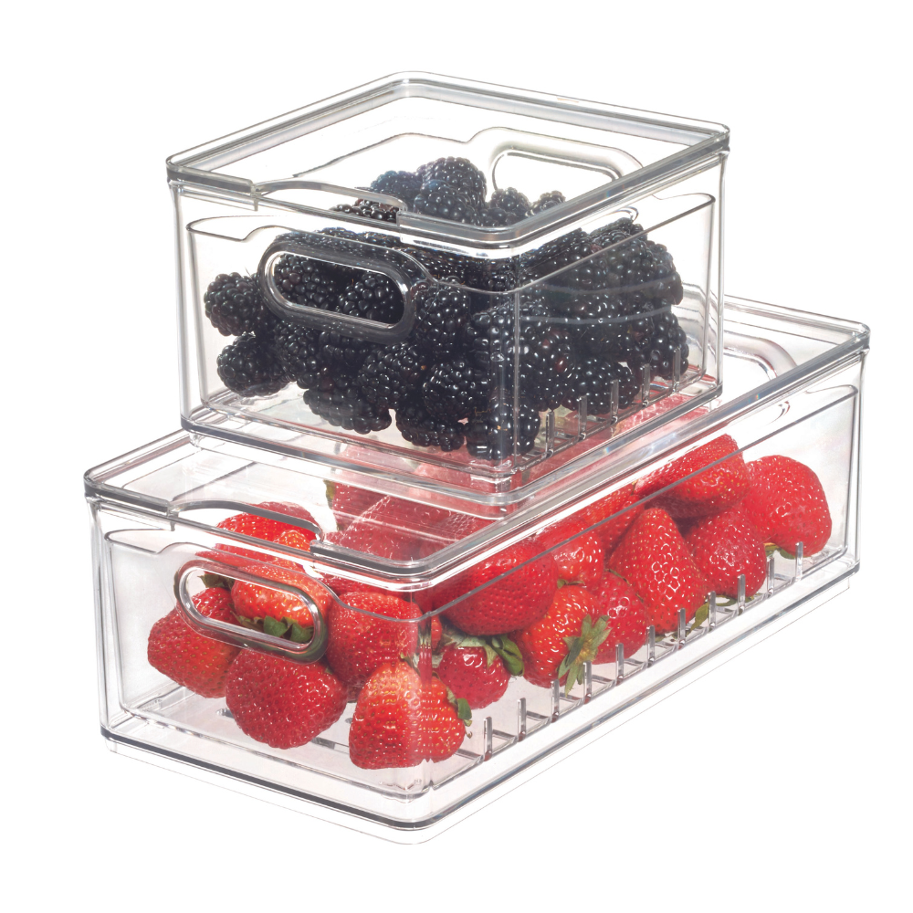 Zwei iDesign HOME EDIT Frischhaltebox KLAR Berry Bin klein aus BPA-freiem Kunststoff mit seitlichen Griffen – eine davon enthält Brombeeren oben, die größere Erdbeeren unten. Beide stehen vor einem weißen Hintergrund.