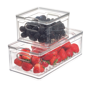 Zwei iDesign HOME EDIT Frischhaltebox KLAR Berry Bin klein aus BPA-freiem Kunststoff mit seitlichen Griffen – eine davon enthält Brombeeren oben, die größere Erdbeeren unten. Beide stehen vor einem weißen Hintergrund.