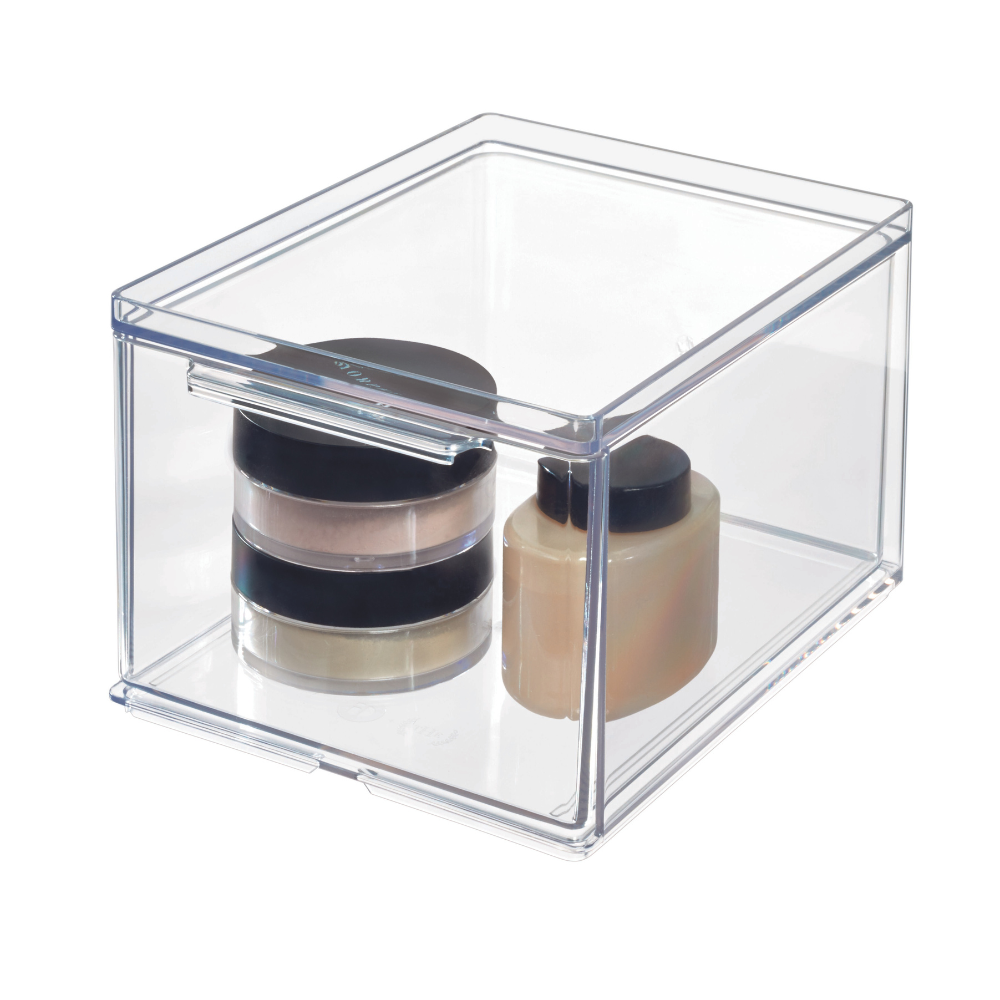 Der iDesign HOME EDIT Organizer mit Schublade modular - div. Grössen bietet transparente, klammerbare Fächer für Make-up wie runde Container und eine Foundation-Flasche mit schwarzem Deckel.