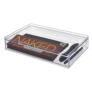 Der iDesign HOME EDIT Organizer mit Schublade (modular, div. Grössen) enthält ein rechteckiges Urban Decay Naked Eyeshadow-Set, eine Mascara und ein zylindrisches Make-up-Produkt - alles ordentlich verstaut.